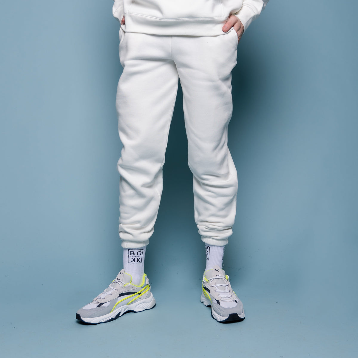 Joggers in Glacier white