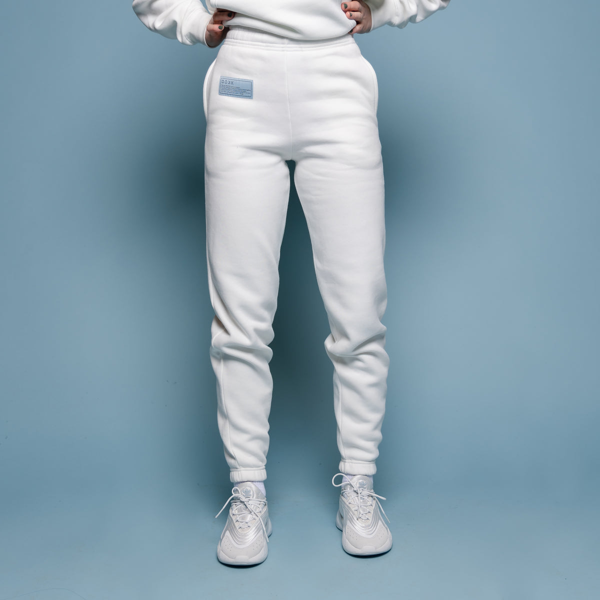 Joggers in Glacier white