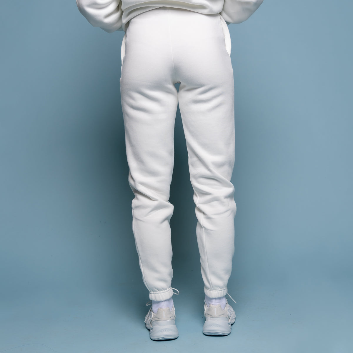 Joggers in Glacier white
